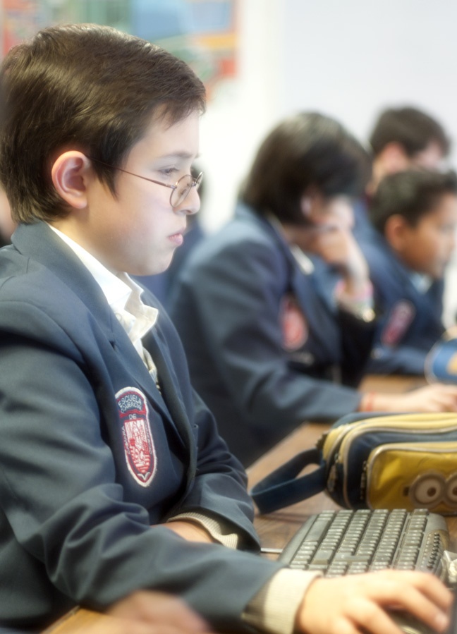 Escuela Primaria niño estudiando Escuela Primaria niño estudiando